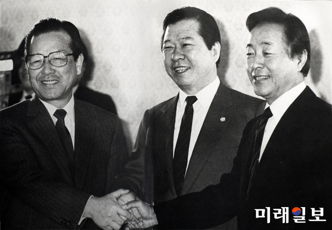 1989년 3월 4일, 김종필 전 총리가 국회 귀빈식당에서 김영삼, 김대중 전 대통령과 함께 포즈를 취하고 있는 모습./사진=한국사진기자협회 보도사진연감 발췌