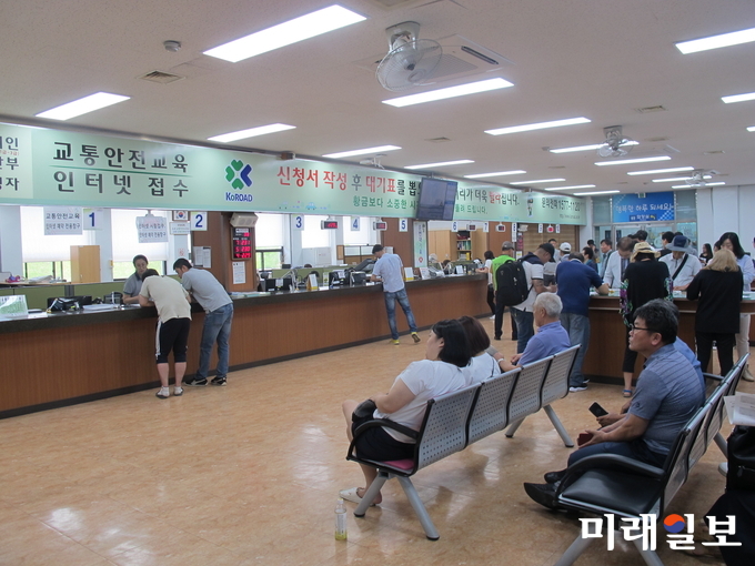 도로교통공단 전남운전면허시험장이 다가오는 방학시즌 휴가철을 맞아 방문객이 급격히 증가할 것으로 예상 장시간 민원대기에 따른 불편을 최소화하기 위해 인터넷 방문예약서비스 받는다. / 사진=전남면허시험장 제공
