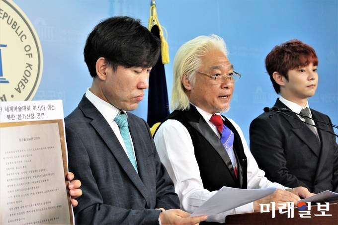 하태경 바른미래당 의원(외쪽부터)과 마술사 유지 야스다, 최현우씨가 25일 국회 정론관에서 부산 세계마술대회에 북한의 참가를 위해 정부에 협조를 요청하는 기자회견을 하고 있다./사진=김정현 기자