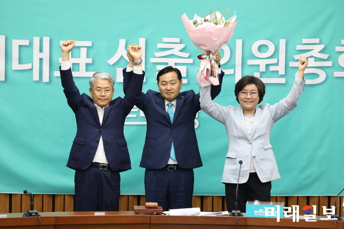 김관영(가운데) 바른미래당 신임 원내대표가 25일 서울 여의도 국회에서 열린 바른미래당 원내대표 선출을 위한 의원총회에서 꽃다발을 들고 있다. 왼쪽 부터 김동철 바른미래당 비대위원장, 김 원내대표, 이혜훈 선관위원장./사진=장건섭 기자