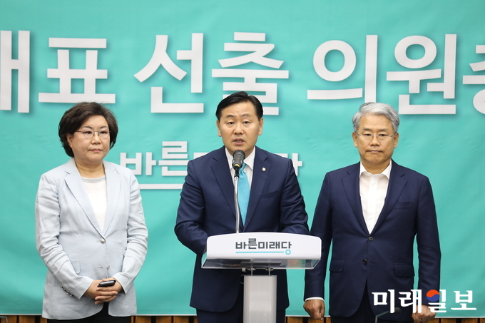 김관영(가운데) 바른미래당 신임 원내대표가 25일 서울 여의도 국회에서 열린 바른미래당 원내대표 선출을 위한 의원총회에서 원내대표에 선출된 직후 소감을 밝히고 있다. 왼쪽 부터 이혜훈 선관위원장, 김 원내대표, 김동철 바른미래당 비대위원장./사진=장건섭 기자