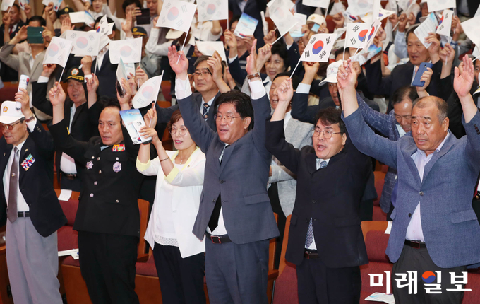 6ㆍ25전쟁 제68주년 기념식이 25일 오전 나주문화예술회관에서 열린 가운데 이재영 전라남도지사 권한대행, 강인규 나주시장, 참전용사 등 참석자들이 만세삼창을 하고 있다. / 사진=전남도 제공
