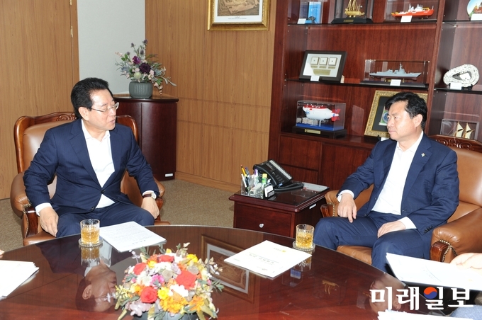 김영록 전남도지사 당선인이 25일 김영춘 해양수산부 장관을 만나 ▲광양항 낙포부두 리뉴얼 사업 ▲목포신항 대체 진입도로 개설 등에 대해 협조를 구하고, 농림축산식품부에서는 ▲스마트팜 혁신밸리 조성 ▲에코생태식물공원 및 기후변화연구단지 조성 ▲금호호~군내호 수계연결사업 ▲대단위 농업개발 사업(영산강 Ⅳ지구) 등에 대한 지원을 각각 건의했다. / 사진=김영록 당선인