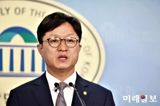 강병원 더불어민주당 원내대변인이 25일 오후 서울 여의도 국회 정론관에서 현안 브리핑을 하고 있다./사진=장건섭 기자