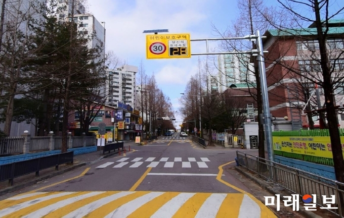 광주 서구가 오는 6월말까지 유촌초등학교 등 3개 초등학교에 과속경보시스템 총 4개를 추가 설치한다. / 사진=서구청 제공