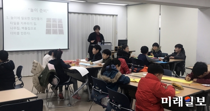 광주중앙도서관이 2018년 여름방학을 맞아 ‘중학생을 위한 STEM(Science, Technology, Engineering, Mathematics) 로보틱스 캠프’와 초등학생을 위한 ‘신나는 방학! 내 친구 도서관!’을 운영한다. 사진은 2017 겨울방학 캠프 모습 / 사진=광주시교육청 제공