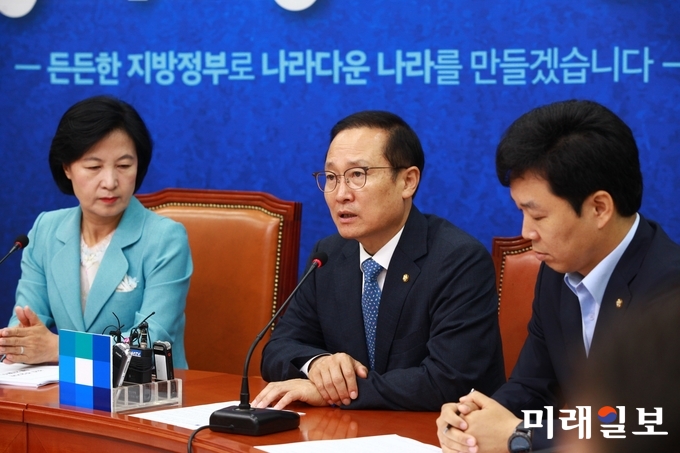 홍영표 더불어민주당 원내대표(가운데)가 27일 오전 국회에서 열린 당 최고위원회의에서 모두발언을 하고 있다./사진=장건섭 기자