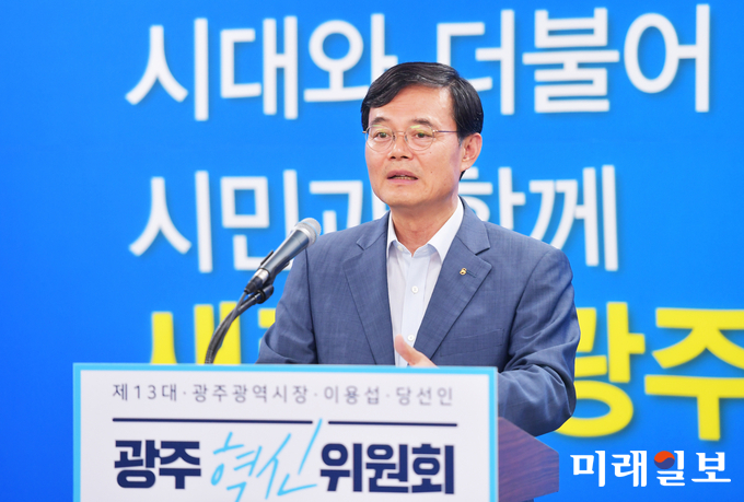 조호권 광주혁신위원회 환경교통안전분과위원장이 27일 혁신위원회 브리핑룸에서 기자회견을 갖고 “광주천을 아리랑 문화물길로 조성하여 인근에 위치한 아시아문화전당을 비롯해 양림동역사마을, 사직공원, 광주공원 탐방거리, 양동시장, 남광주시장 먹거리 투어를 연계한 삼거리(먹을거리, 볼거리, 즐길거리)가 있는 광주의 핫 플레이스로 조성하겠다”고 말했다. / 사진=광주혁신위 제공