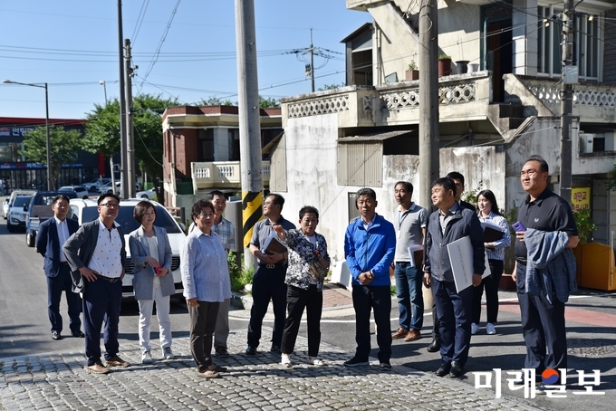 서대석 광주 서구청장 당선인은 당선 후 직접 주민 민원이 발생한 현장을 구석구석 다니며 주민 불편사항을 청취하고 있다. / 사진=서구청 제공