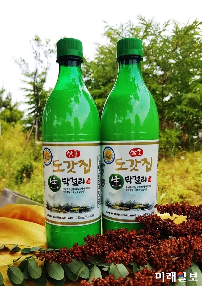 전라남도는 7월을 대표하는 남도 전통주로 영암 삼호 주조장(대표 이부송)의 ‘도갓집 생막걸리’를 선정했다. / 사진=전남도 제공