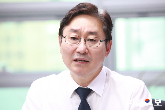 박범계 더불어민주당 수석대변인이 27일 오후 서울 여의도 국회의원회관 의원실에서 기자들과 만나 질문에 대답하고 있다./사진=장건섭 기자