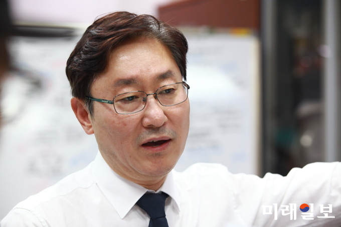 박범계 더불어민주당 수석대변인이 27일 오후 서울 여의도 국회의원회관 의원실에서 기자들과 만나 질문에 대답하고 있다./사진=장건섭 기자