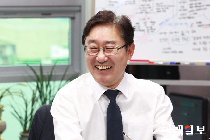 박범계 더불어민주당 수석대변인이 27일 오후 서울 여의도 국회의원회관 의원실에서 기자들과 만나 질문에 대답하고 있다./사진=장건섭 기자