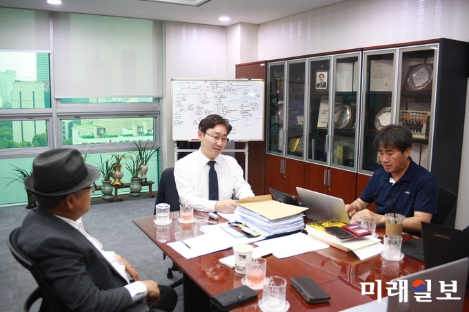 박범계 더불어민주당 수석대변인이 27일 오후 서울 여의도 국회의원회관 의원실에서 기자들과 만나 질문에 대답하고 있다./사진=장건섭 기자