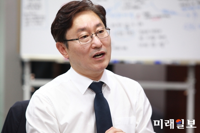 박범계 더불어민주당 수석대변인이 27일 오후 서울 여의도 국회의원회관 의원실에서 기자들과 만나 질문에 대답하고 있다./사진=장건섭 기자
