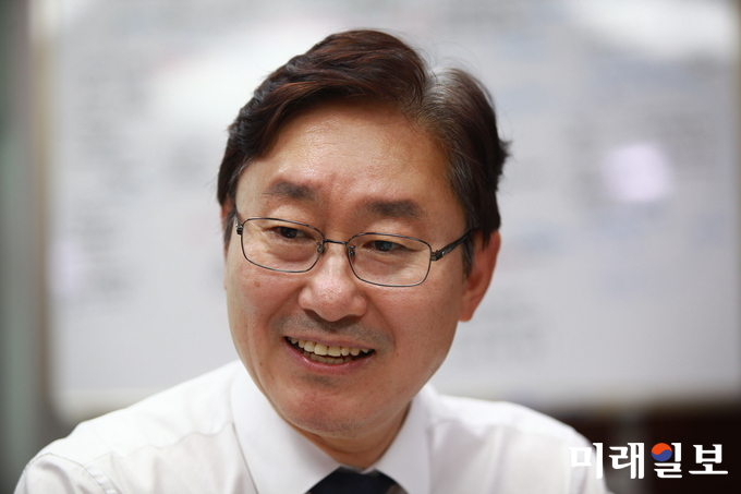 박범계 더불어민주당 수석대변인이 27일 오후 서울 여의도 국회의원회관 의원실에서 기자들과 만나 질문에 대답하고 있다./사진=장건섭 기자