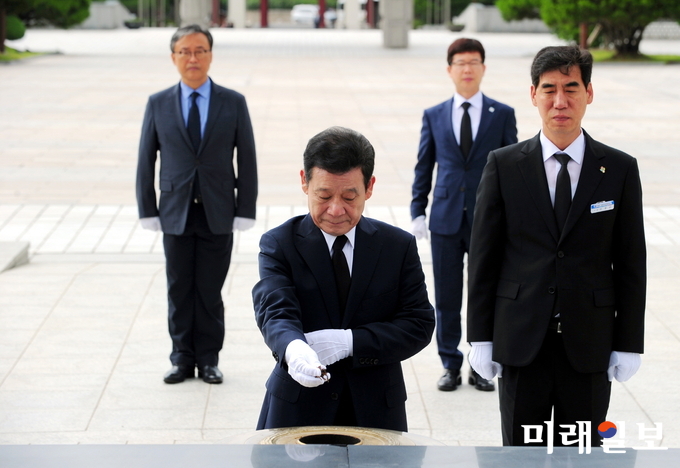 윤장현 광주광역시장이 29일 오전 이임식에 앞서 북구 국립5·18민주묘지를 찾아 헌화·분양을 하고 있다. / 사진=광주시 제공