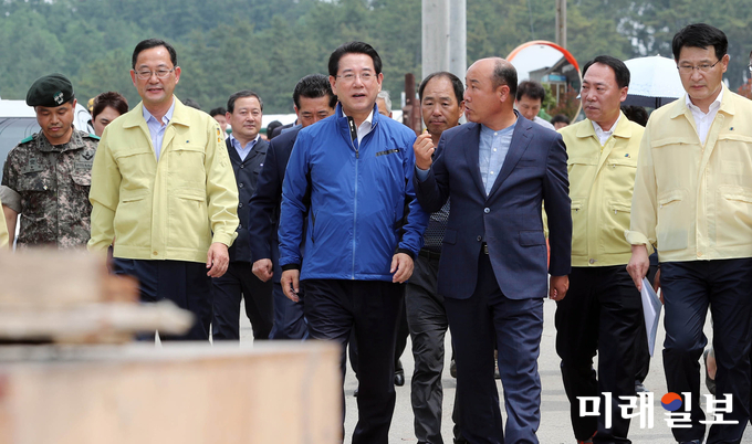 김영록 전라남도지사 당선인은 29일 오후 집중호우로 주택 침수피해가 발생한 해남 문내면 선두마을을 방문해 수습복구 상황을 점검했다. / 사진=김영록캠프