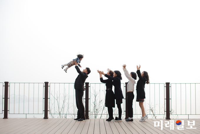 전라남도가 갈수록 줄어드는 신생아의 출산율 제고와 출산친화 사회분위기 조성을 위해 실시한 출산장려 사진 공모전에서 무안 홍정아싸의 '웃음아 이리 와' 가 대상에 선정되었다. / 사진=전남도 제공