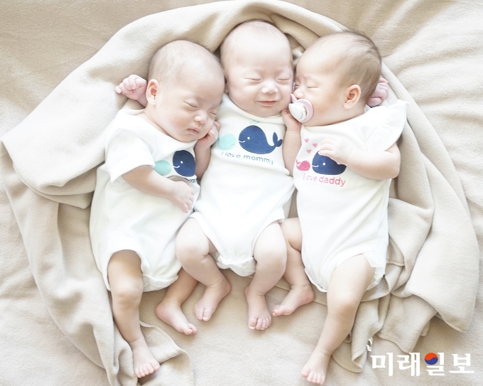 전라남도가 갈수록 줄어드는 신생아의 출산율 제고와 출산친화 사회분위기 조성을 위해 실시한 출산장려 사진 공모전에서 여수 김동성씨의 '셋이라 행복해요' 가 최우수상에 선정되었다. / 사진=전남도 제공