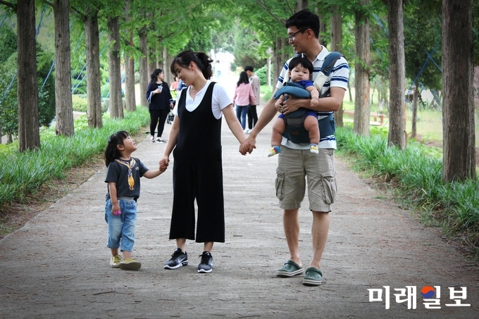 전라남도가 갈수록 줄어드는 신생아의 출산율 제고와 출산친화 사회분위기 조성을 위해 실시한 출산장려 사진 공모전에서 나주 류수진씨의 '우리가족이 최고' 가 최우수상에 선정되었다. / 사진=전남도 제공