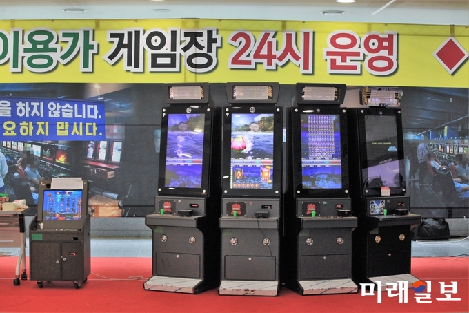 29일 오후 서울 여의도 국회 의원회관에서 열린 게임의 사행성 문제로부터 이용자 보호를 위한 국회포럼 체험 부스에서 '게임산업진흥에 관한 법률'을 위반하여 게임물관리위원회가 수거한 게임물과 경찰 단속에 의해 압수돼 법원으로부터 몰수 신고된 게임물이 포럼 체험 부스에 설치 시연되고 었다./사진=장건섭 기자