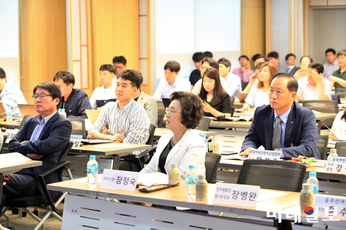 29일 오후 서울 영등포구 여의도 국회 의원회관에서 진행된 게임의 사행성 문제로부터 이용자보호 국회포럼에서 장정숙 민주평화당 대변인 등 참석자들이 주제발표를 듣고 있다./사진=장건섭 기자