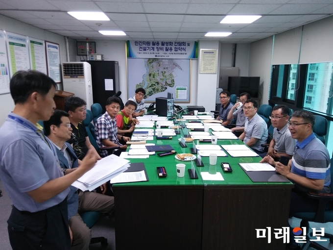 광주 서구가 지난 28일 서구청 재난안전상황실에서 건설기계대여업체 8개소와 민간자원 활용 협약을 체결했다. / 사진=서구청 제공