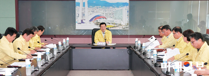 이용섭 광주광역시장이 1일 오전 시청에서 제7호 태풍 쁘라삐룬 북상에 따른 대비를 위해 긴급 재난안전대책회의를 주재하고 있다. / 사진=광주시 제공