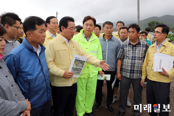 김영록 전남도지사가 김철우 보성군수와 임영수 도의원 등이 1일 오후 저수지 제방이 무너지고 농경지가 유실되는 등 호우피해를 입은 보성군 회천면 회령리를 찾아 피해상황을 점검하고, 주민들을 격려했다. / 사진=전남도 제공
