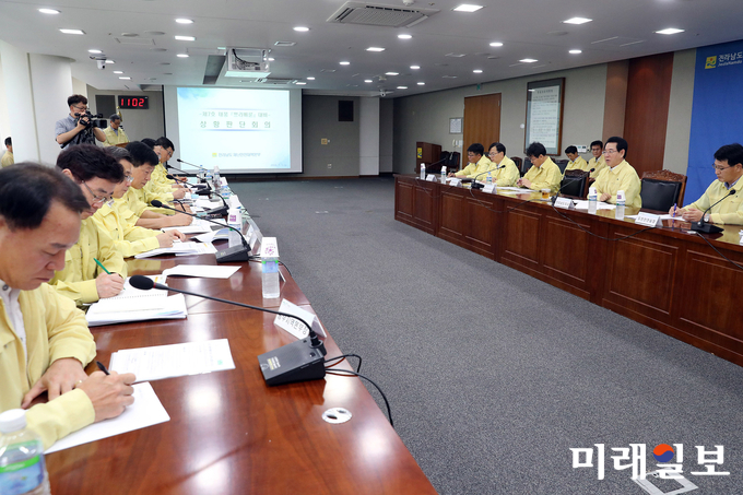 김영록 전남도지사가 1일 오전 도청 서재필실에서 태풍 ‘쁘라삐룬’ 상황판단회의를 주재하고 있다. 이어 호우 피해현장을 방문하는 등 민선7기 임기를 시작했다. / 사진=전남도 제공