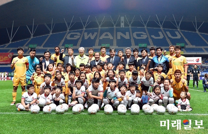 광주시교육청이 희망스쿨데이 축구장 가는 날 행사를 오는 4일 갖는다. 사진은 2017년도 행사 사진 / 사진=광주시교육청 제공
