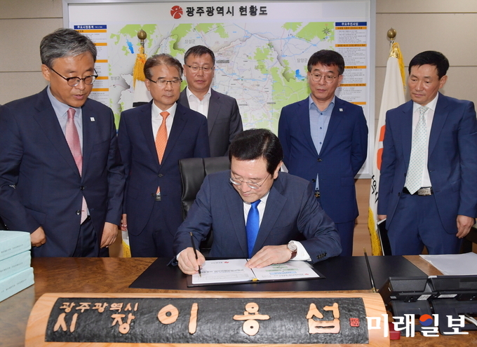 이용섭 광주광역시장은 2일 취임 후 첫 결재로 시장 직속 ‘일자리위원회 구성․운영안’과 ‘문화경제부시장 임용 계획’에 서명했다. / 사진=광주시 제공