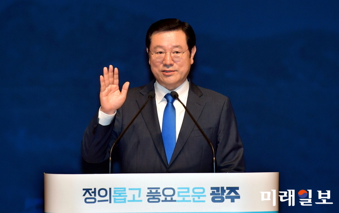 이용섭 광주광역시장이 2일 오전 시청 3층 대회의실에서 열린 ‘7월중 직원 정례조회’에서 취임선서를 하고 있다. / 사진=광주시 제공
