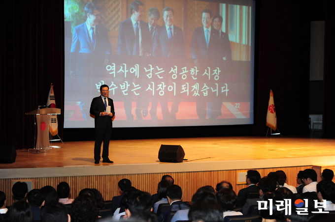 이용섭 광주광역시장이 2일 오전 시청 대회의실에서 열린 ‘7월중 직원 정례조회’에서 시정에 임하는 자세와 민선 7기가 그리는 광주 청사진을 PPT를 활용해 직접 밝히고 있다. / 사진=광주시 제공