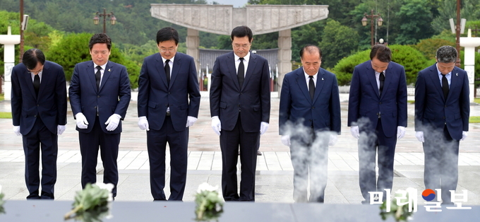 이용섭 광주광역시장이 2일 오전 북구 국립5·18민주묘지를 찾아 헌화·분양을 하고 있다. / 사진=광주시 제공