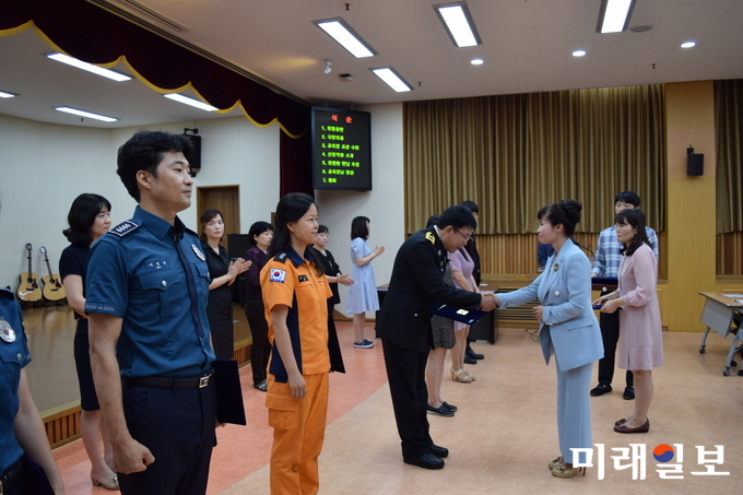 광주동부교육지원청 장영신 교육장이 2일 2층 대회의실에서 교직원대상 상반기 교육창 표창과 광주교육발전에 크게 기여한 유관기관 표창을 실시했다. / 사진=광주시교육청 제공