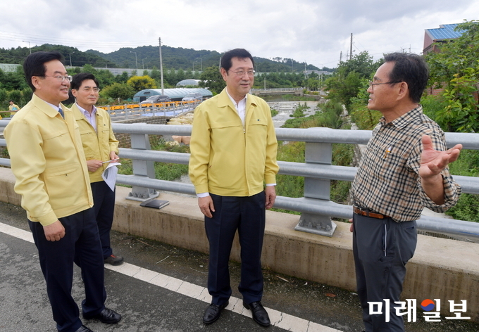 이용섭 광주광역시장이 2일 오전 제13대 시장 취임식을 마치고 호우대비 상황점검을 위해 첫 현장방문에 나선 가운데 북구 장등동 장등천 호안블럭 붕괴사고 현장을 찾아 피해현황 등을 점검한 뒤 마을 주민들로부터 애로사항을 청취하고 있다. / 사진=광주시 제공
