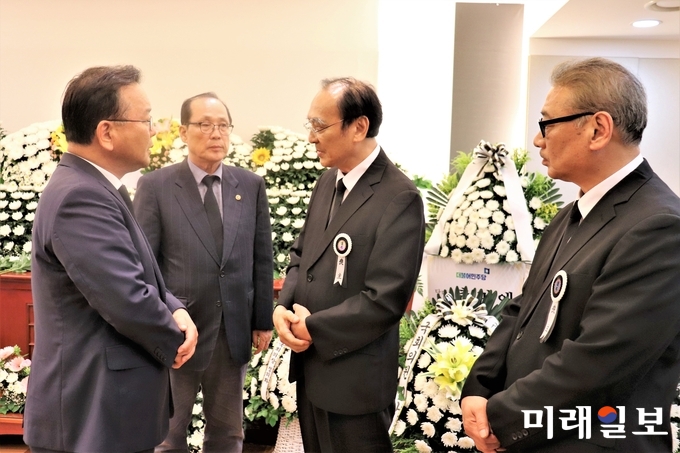 김부겸 행정안전부 장관(왼쪽 첫번째)과 장영달 우석대학교 총장이 2일 오후 서울 종로구 서울대학병원에 마련된 故 장준하 선생 부인 김희숙 여사의 빈소를 찾아 조문한 뒤 아들인 장호권 한국독립유공자협회 사무총장과 호성 씨를 만나 위로하고 있다./사진=장건섭 기자