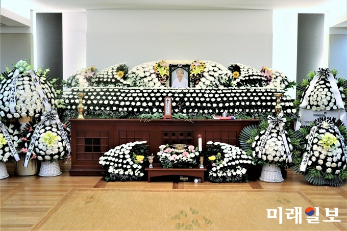 박정희 독재 정권 시절 유신 반대투쟁에 앞장서다 숨진 채 발견된 고(故) 장준하 선생의 부인 김희숙 여사가 2일 향년 92세의 일기로 별세한 가운데 이날 오후 서울 종로구 서울대병원 장례식장에 마련된 빈소에 고인의 영정사진이 놓여 있다./사진=장건섭 기자
