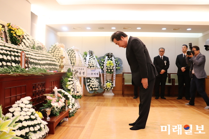 이낙연 국무총리가 2일 오후 서울대병원 장례식장에 마련된 고(故) 장준하 선생의 부인 김희숙 여사 빈소를 찾아 조문하고 있다./사진=장건섭 기자