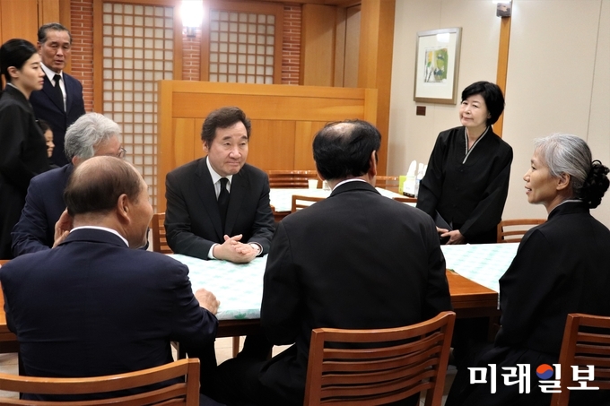 이낙연 국무총리가 2일 오후 서울대병원 장례식장에 마련된 고(故) 장준하 선생의 부인 김희숙 여사 빈소를 찾아 조문 후 유가족들과 고인에 대한 추억을 나누고 있다./사진=장건섭 기자