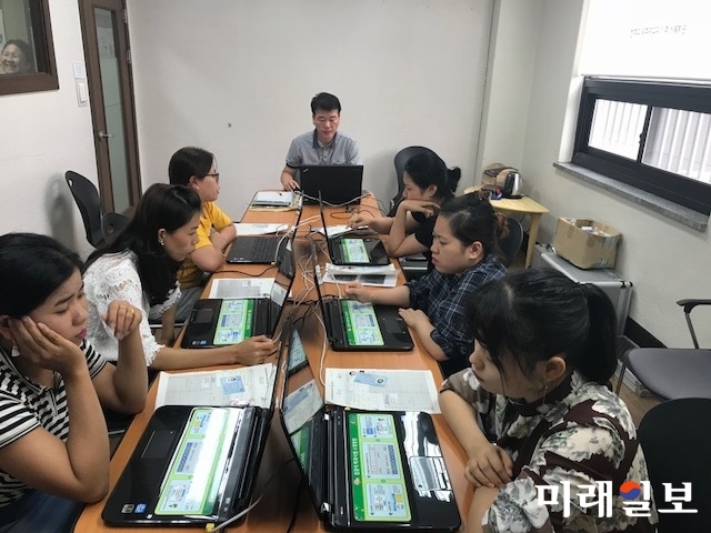 전남운전면허시험장이 3일 다문화 결혼 이주여성을 위한 찾아가는 운전면허 학과시험을 실시했다. / 사진=전남운전면허시험장