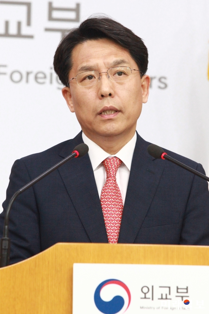 노규덕 외교부 대변인이 3일 오후 서울 종로구 도렴동 외교부 청사에서 정례브리핑 중 취재진의 질문에 대답하고 있다./사진=장건섭 기자
