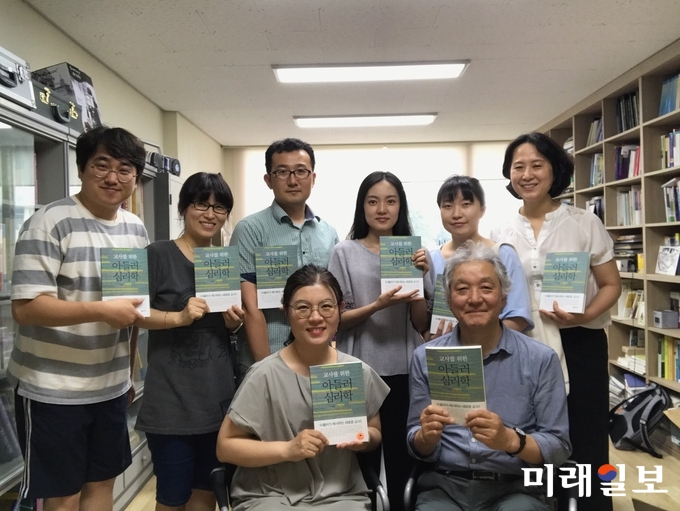 광주교육대학교 교육학과 오익수 교수와 함께 15년 이상 아들러 심리학을 연구해온 광주시교육청 일동초등학교 유리향 교사와 월곡초등학교 선영운 교사가 교육현장의 교사들에게 아들러가 제시하는 새로운 민주적 교사의 모습을 제시하고자 지난달 20일 ‘교사를 위한 아들러 심리학’을 출간했다. / 사진=광주시교육청 제공