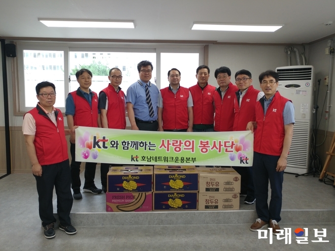 4일 광주 두암종합사회복지관 3층 멀티미디어실에서 KT호남네트워크운용본부 고경우 본부장이 장주동 관장에게 후원품 전달식을 갖고 기념촬영을 하고 있다. / 사진=김은광 제공