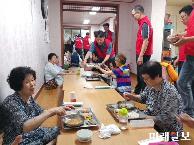 KT호남네트워크운용본부 ‘KT 사랑의 봉사단’ 소속 봉사단 10여명이 배식 봉사활동을 하고 있다. / 사진=김은광 제공