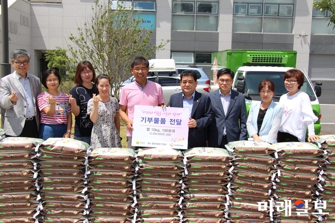이강안 완도 청산면 중앙의원 원장이 전남지역 불우이웃돕기에 써 달라며 전남도에 쌀을 기부했다. / 사진=전남도 제공