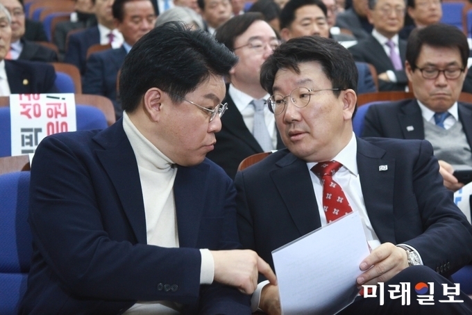 권성동 자유한국당 의원(오른쪽)이 지난 2월 7일 오전 서울 여의도 국회에서 열린 자유한국당 의원총회에서 장제원 수석대변인과 대화를 나누고 있다. 더불어민주당은 전날 국회 법제사법위원회 전체회의에서 위원장인 권 의원의 '강원랜드 채용 비리 수사 외압' 의혹을 문제 삼아 위원장직 사퇴를 요구하며 파행을 빚었다./사진=장건섭 기자