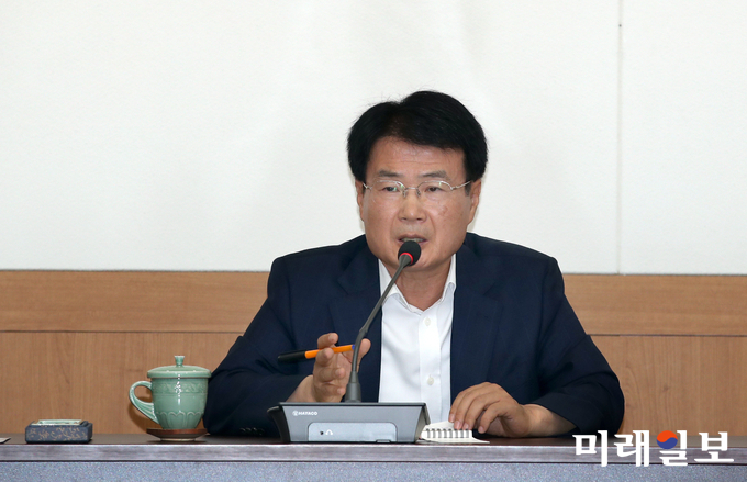 이승옥 강진군수가 업무보고를 주재하고 있다. / 사진=강진군 제공
